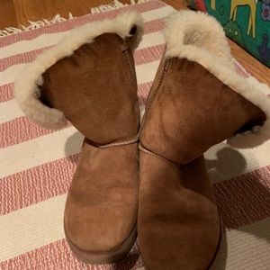 Button tan uggs